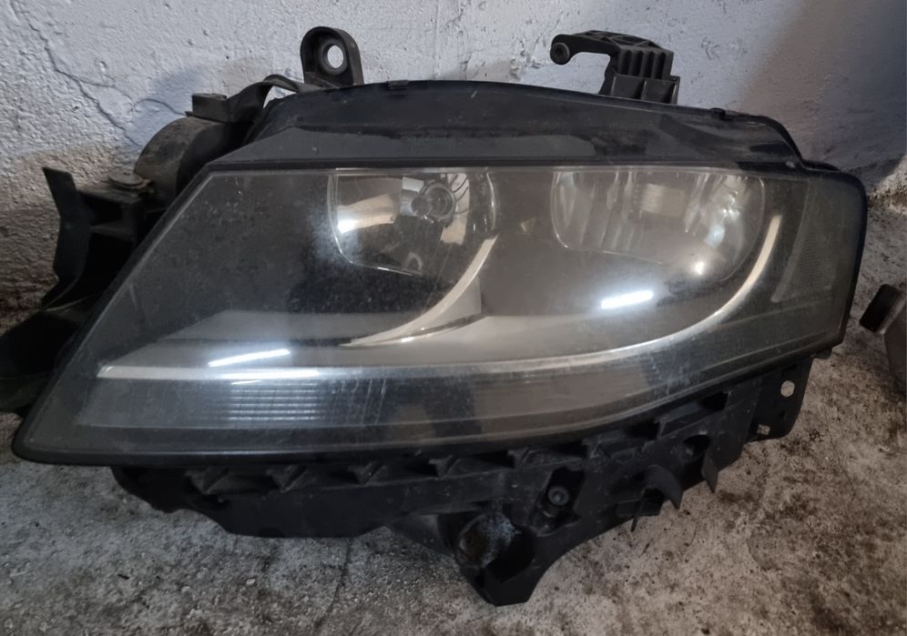 Vând Far Audi A4 B8