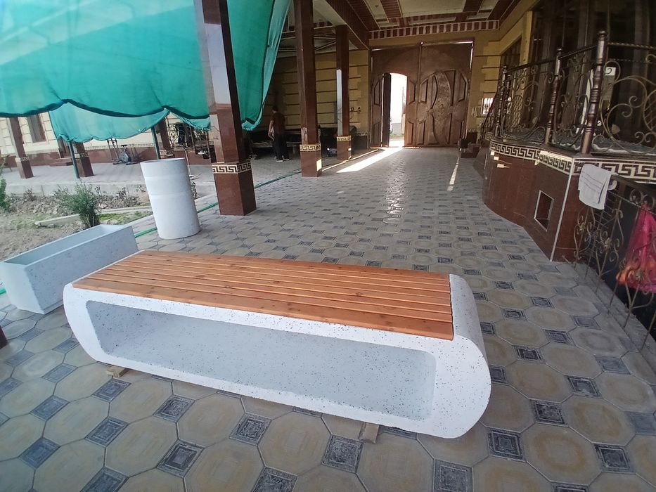 Miramirni skameyka urna