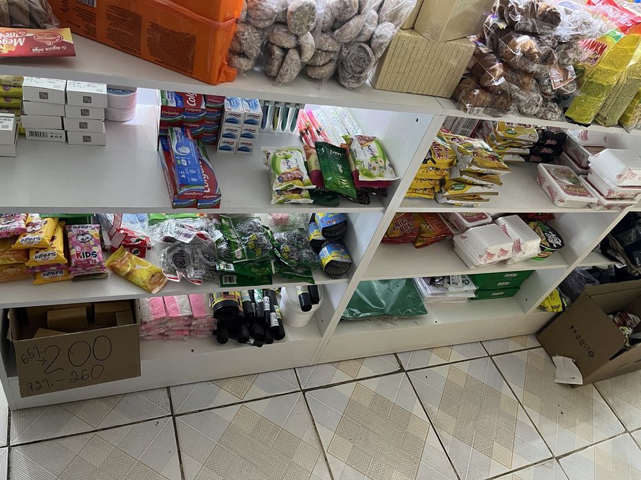 Полки для продуктов в магазине