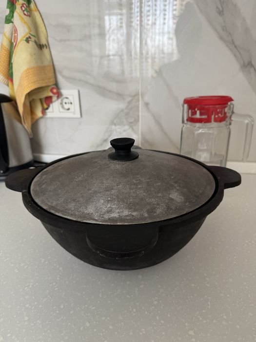 Казан чугунный продам 4.5 л.