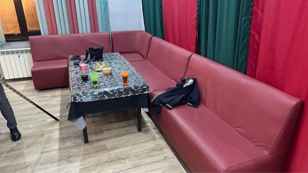 Бильярдные столы , диваны