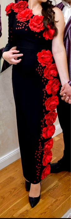 Rochie neagra cu trandafiri rosii si pietre