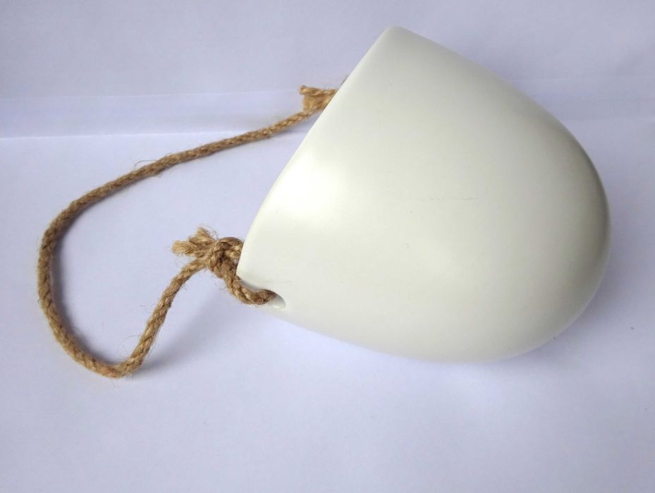 Нова бяла ваза за стена