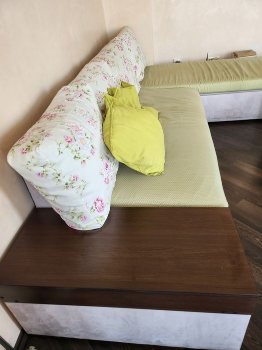 Диван с холна маса