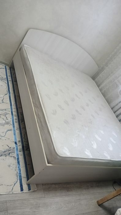 Кровать с матрасом