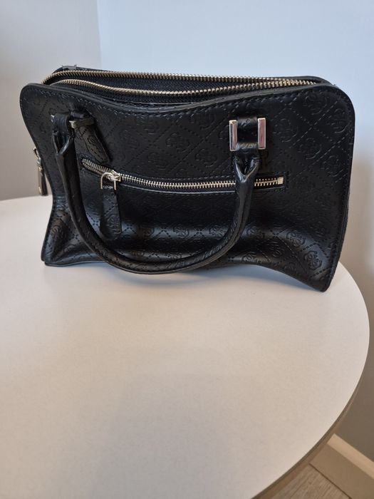 Geanta neagra Guess.