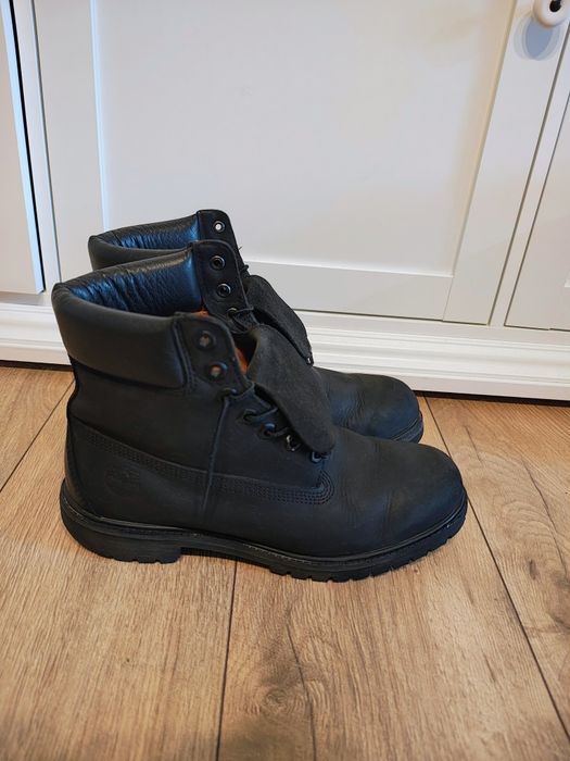 ghete sunt modelul Timberland 6-Inch Premium, realizate din piele neagră