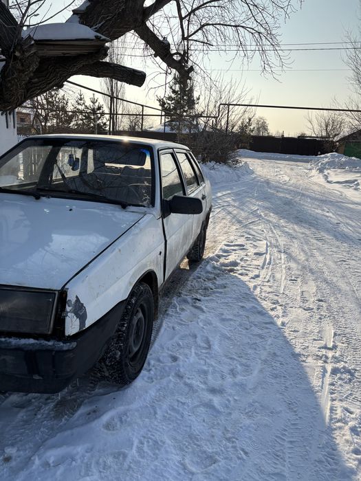 Продам машину белого цвета