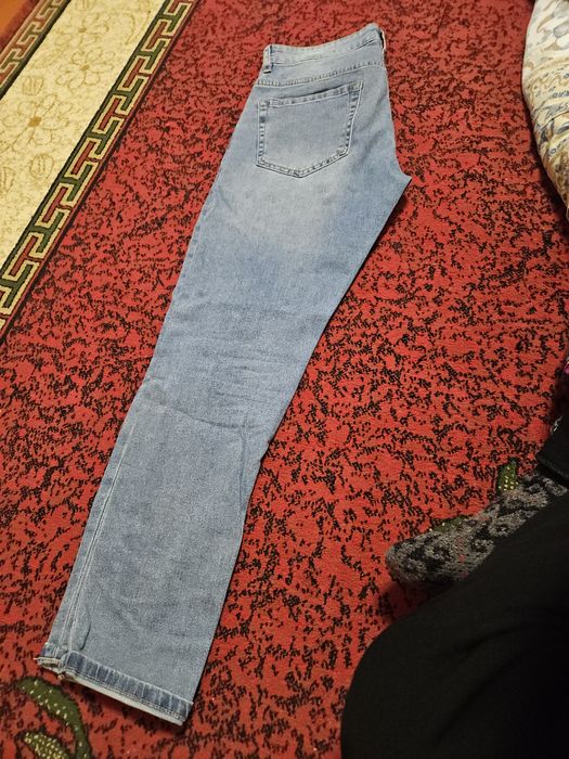 Свитер, джинсы сатылады