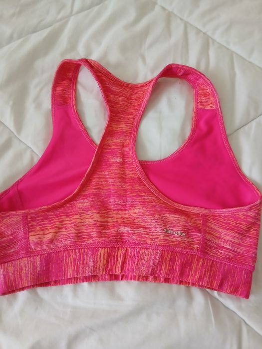 Bustiera Nike și Adidas