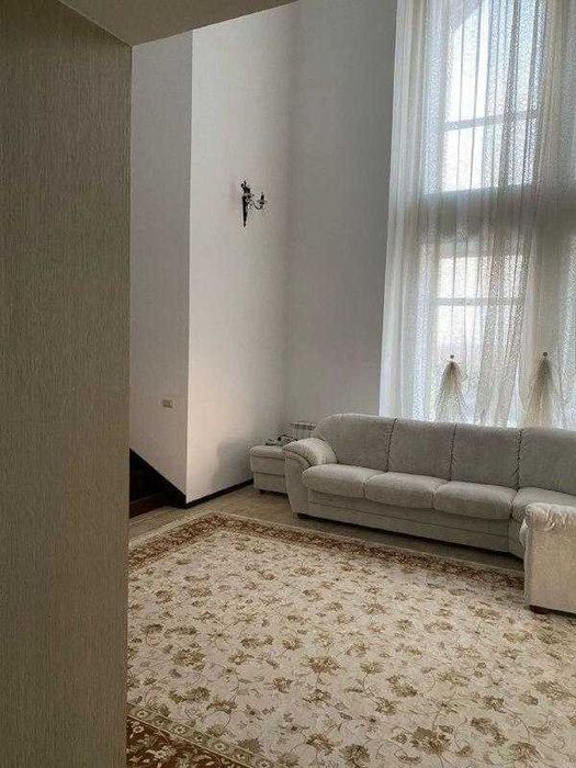 Продам  солидный коттедж в городе