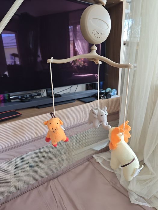 Кошара на две нива, люлеещ механизъм, балдахин, музикална въртележка