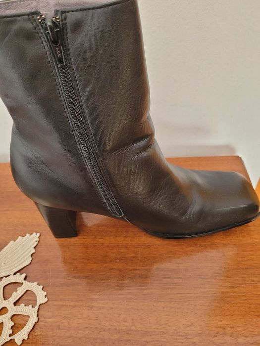 Vind botine din piele naturala .