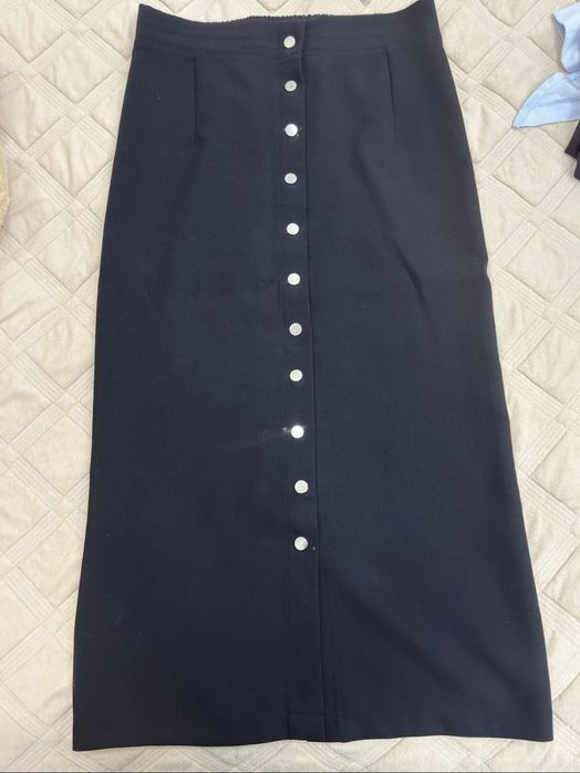 Длинная чёрная юбка с пуговицами