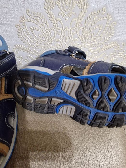 Продам детскую обувь