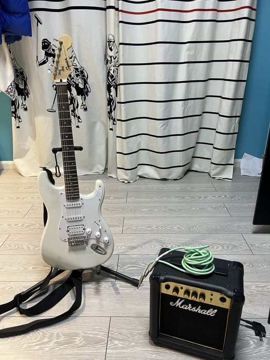 Полный гитарный копмлект:Squier stratocaster,marshall,стойка и джек