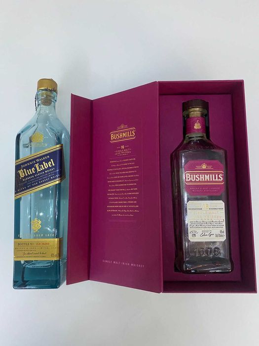 Празна бутилка синьо Джони (Bue Label) и празна бутилка Бушмилс 16 г.