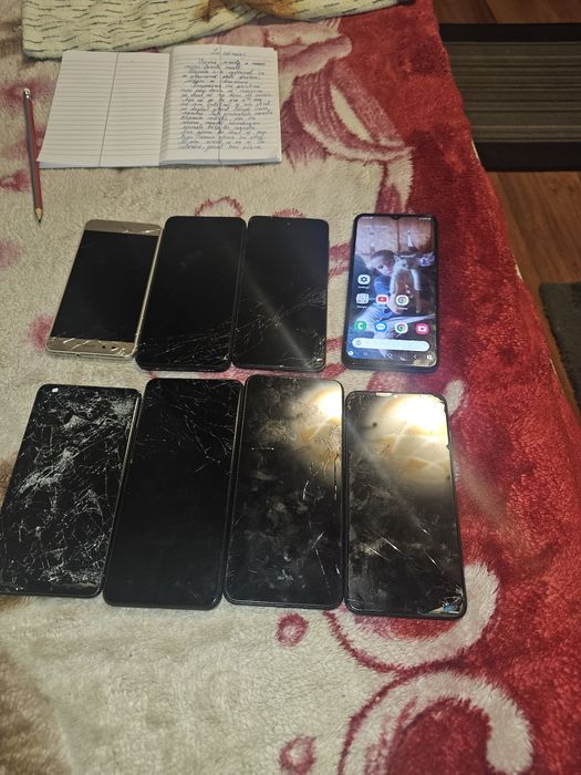 Vind telefoane mobile funcționale dar cu ecrane sparte