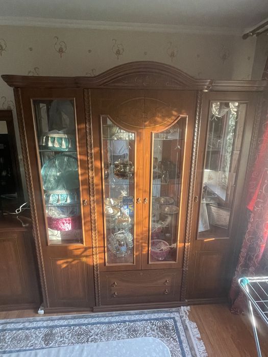 Продам горку, трюмо с зеркалом