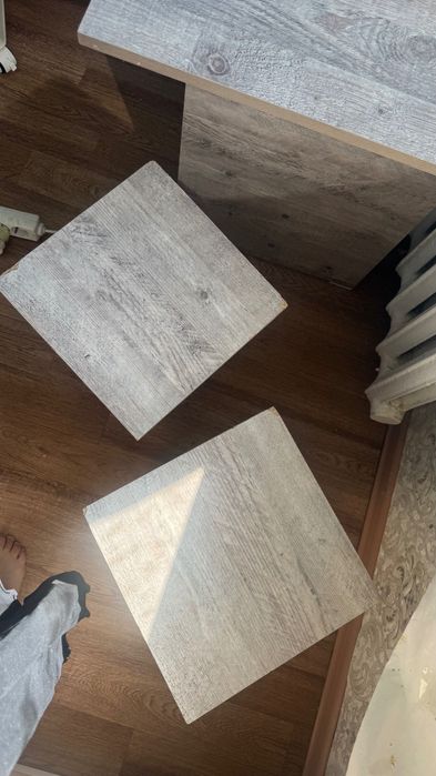 Продам обеденный стол с 4 табуретками.