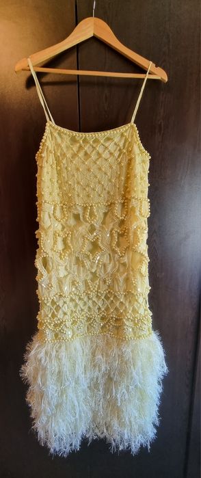 Rochie Asos, împodobită cu perle și pene.