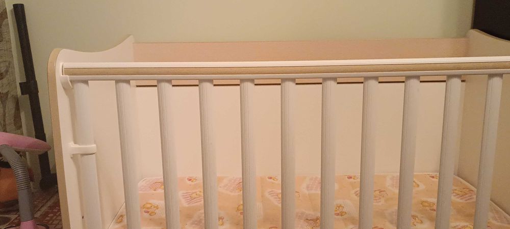 Детска кошара с люлеещ механизъм