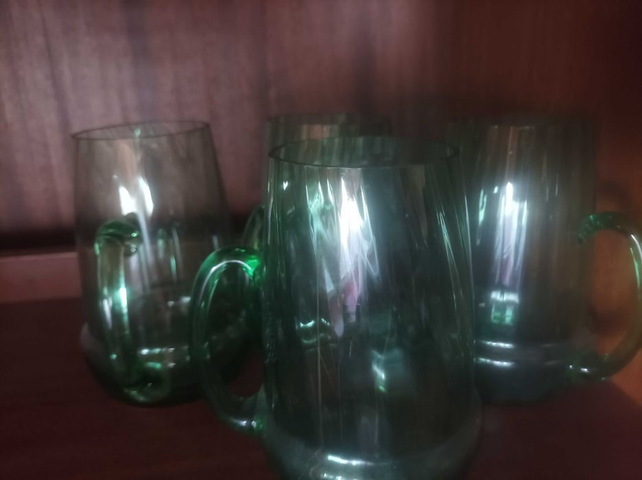 Продавам порцеланови чинии и сервизи, стъклени съдове, чаши