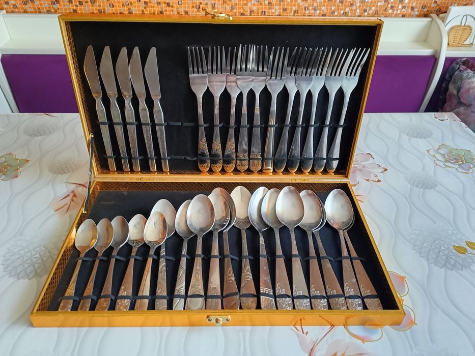 Набор столовых приборов.