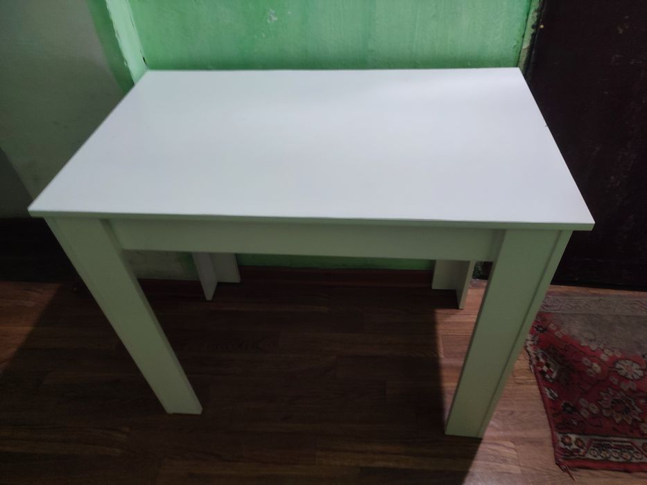 Новый стол в отличном состоянии