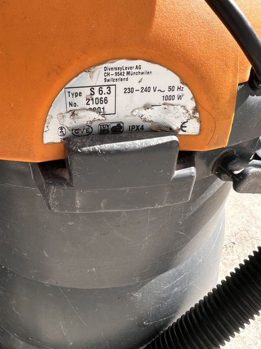 Aspirator profesional pentru lichid Taski Vacuumat 22 echipat complet