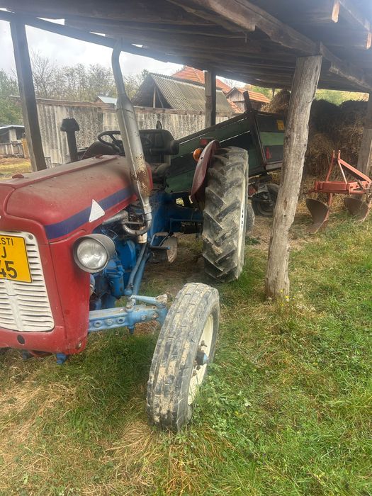 Tractor disc plug remorcată