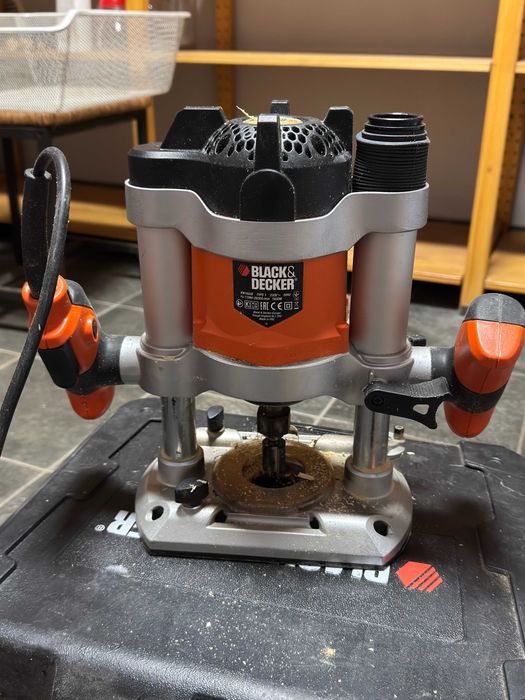 Mașină de frezat Black & Decker KW1600E, 1600W