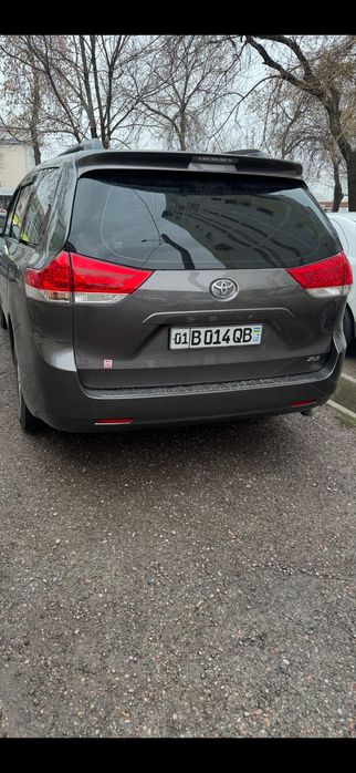 Автомобил TOYOTA SIENNA минивен