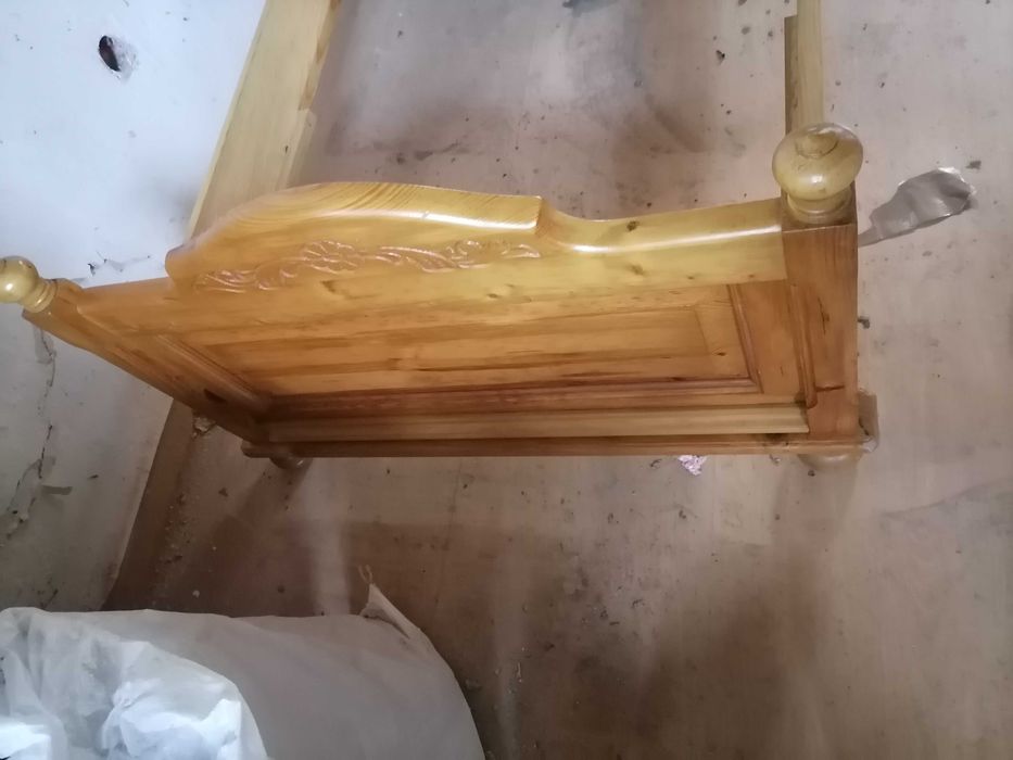 Дървени единични легла с нощни шкафчета