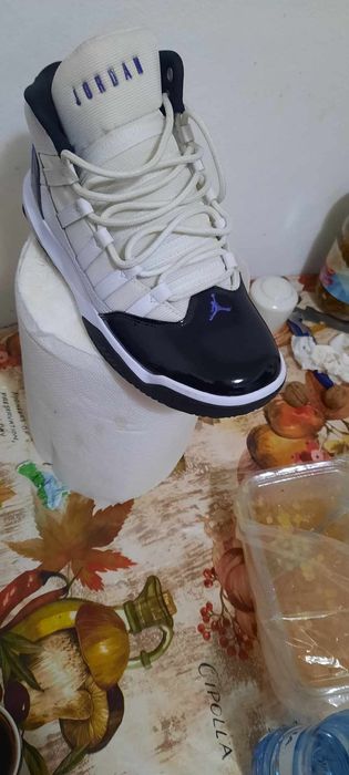 Adidasi bărbați Jordan și Adidas