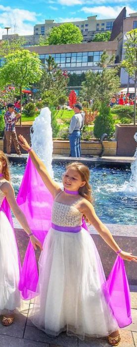 Белое платье с аксессуарами