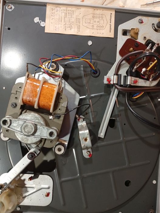 Продавам ретро грамофон „Емона“ с куфар