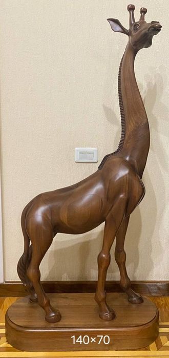 Жираф из чистого дерева (орех)