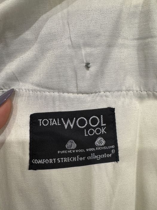 Италианският сив мъжки официален костюм включва сако и панталон