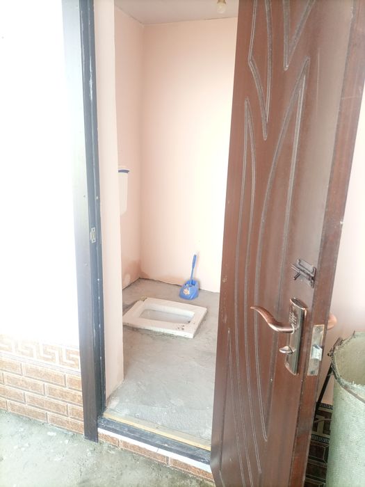 Uy sotiladi 8sotik 10xona Gaz,svet,SUV,wi fi bor teplitsa bor