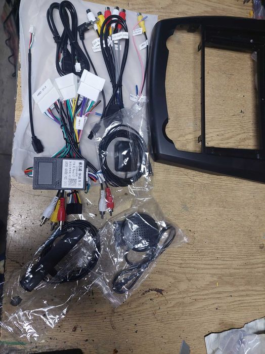 Кабели и рамка за мултимедия на Рено Каджар