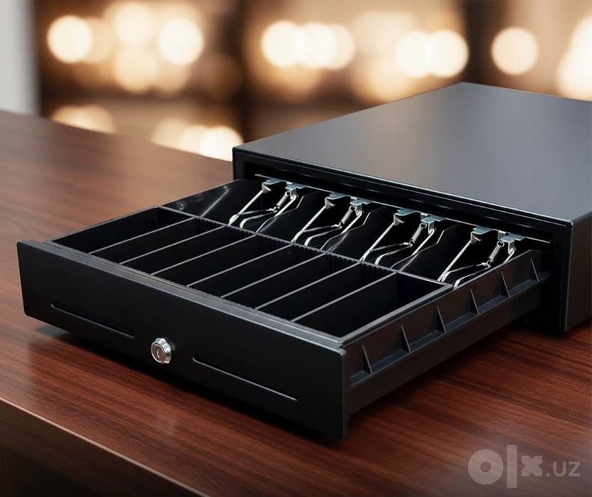 Pul kassa qutisi holati ideal kalit bilan qulflanadi metal korpusli