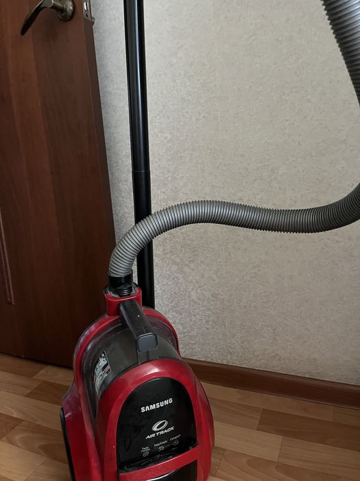 Продам пылесос Samsung AirTrack красного цвета