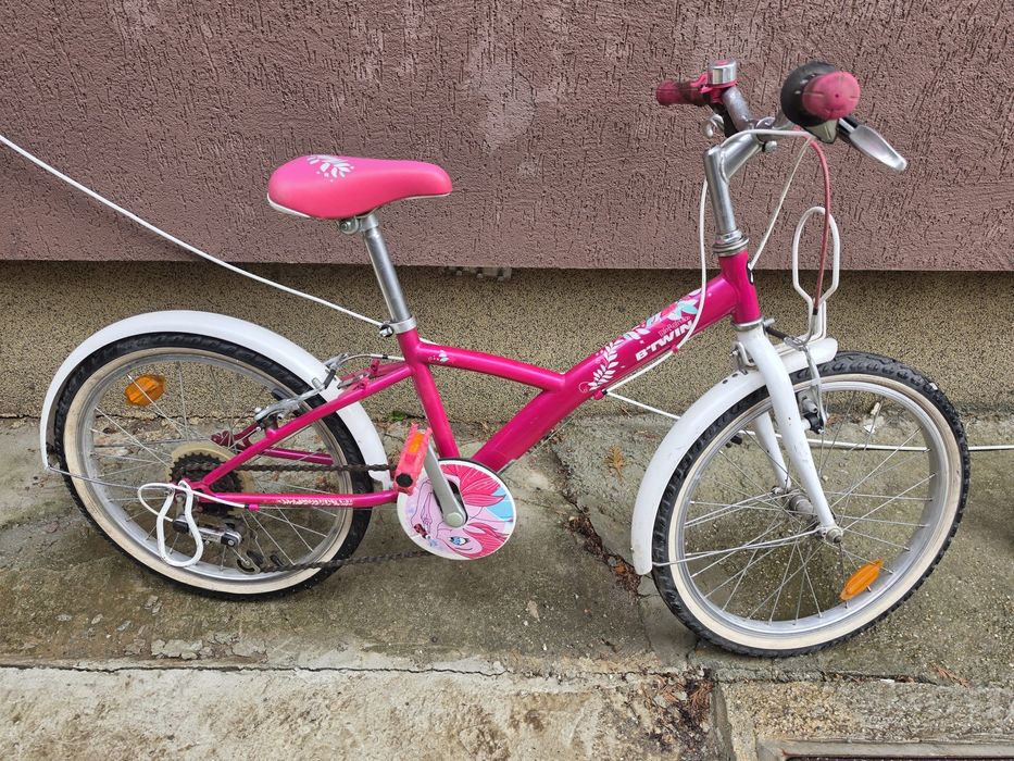 2 biciclete de copii fata si baiat aproape noi