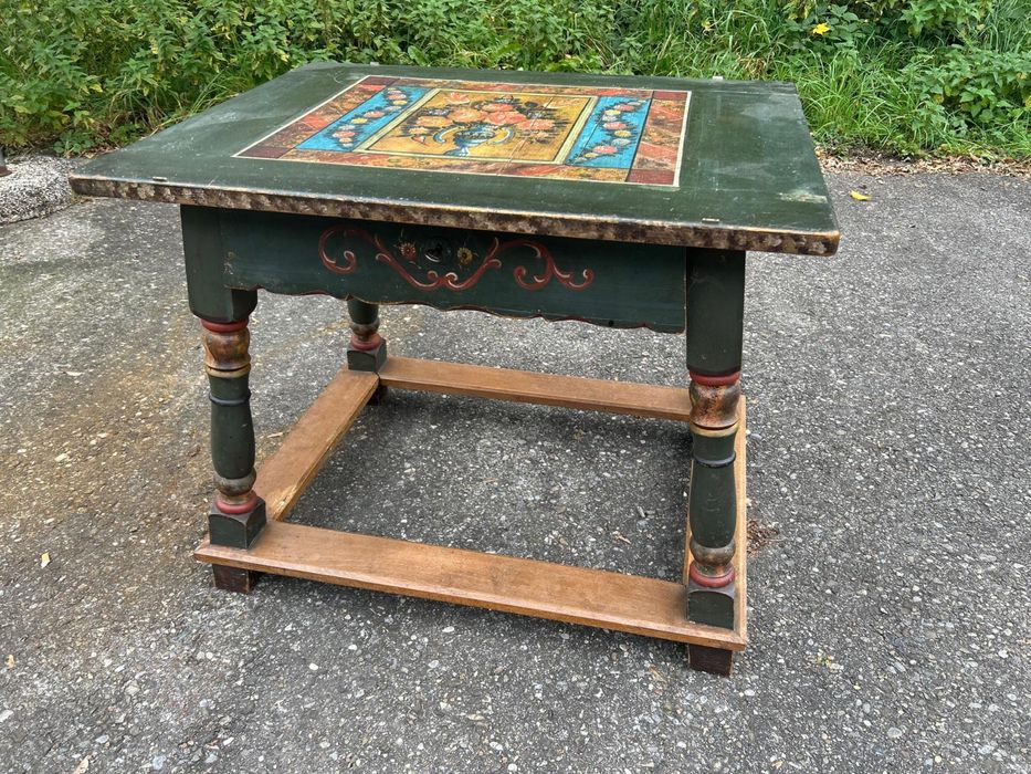 Masă veche de colecție