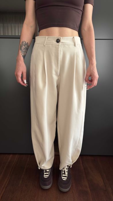 Pantaloni Zara barrel-leg cu pense, ecru/crem, wide-leg, M