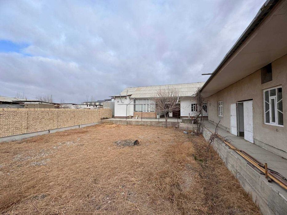 Qorako‘l Akademik Litsey oldida uy sotiladi