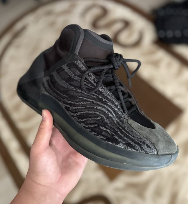 Yeezy qntm Black Onyx