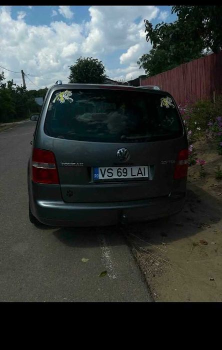 Se vinde Volkswagen Touran,2.0 TDI 140 CP in stare impecabila atât estetic atât și mecanic aștept mesaj pentru mai multe detalii