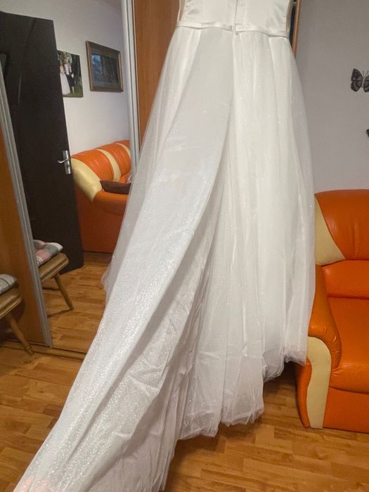 Rochie mireasa cu trena, voal 1,80 m și cercuri, toate incluse in pret